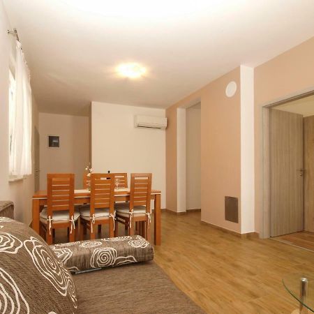4 Stars Apartments-Pikula Фажана Экстерьер фото