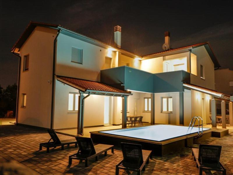 4 Stars Apartments-Pikula Фажана Экстерьер фото
