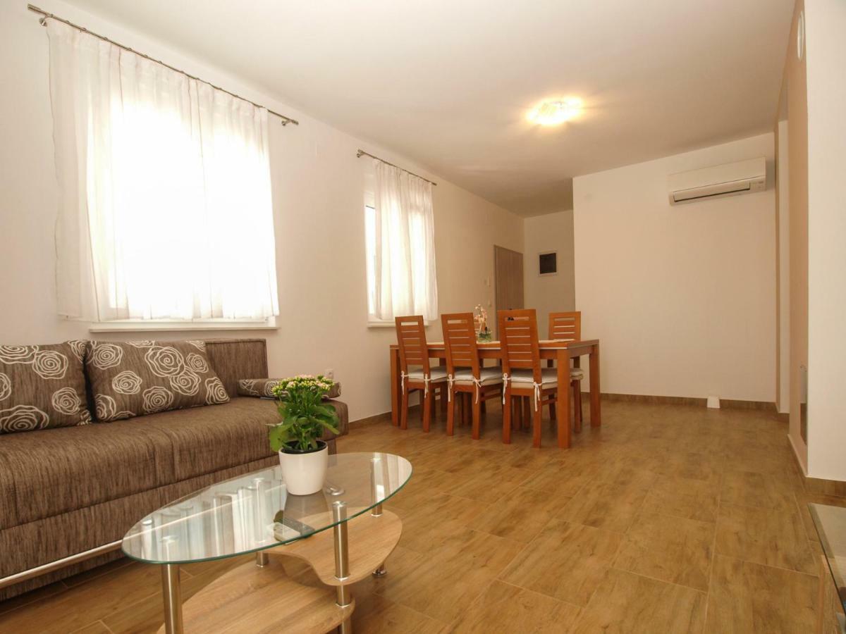 4 Stars Apartments-Pikula Фажана Экстерьер фото