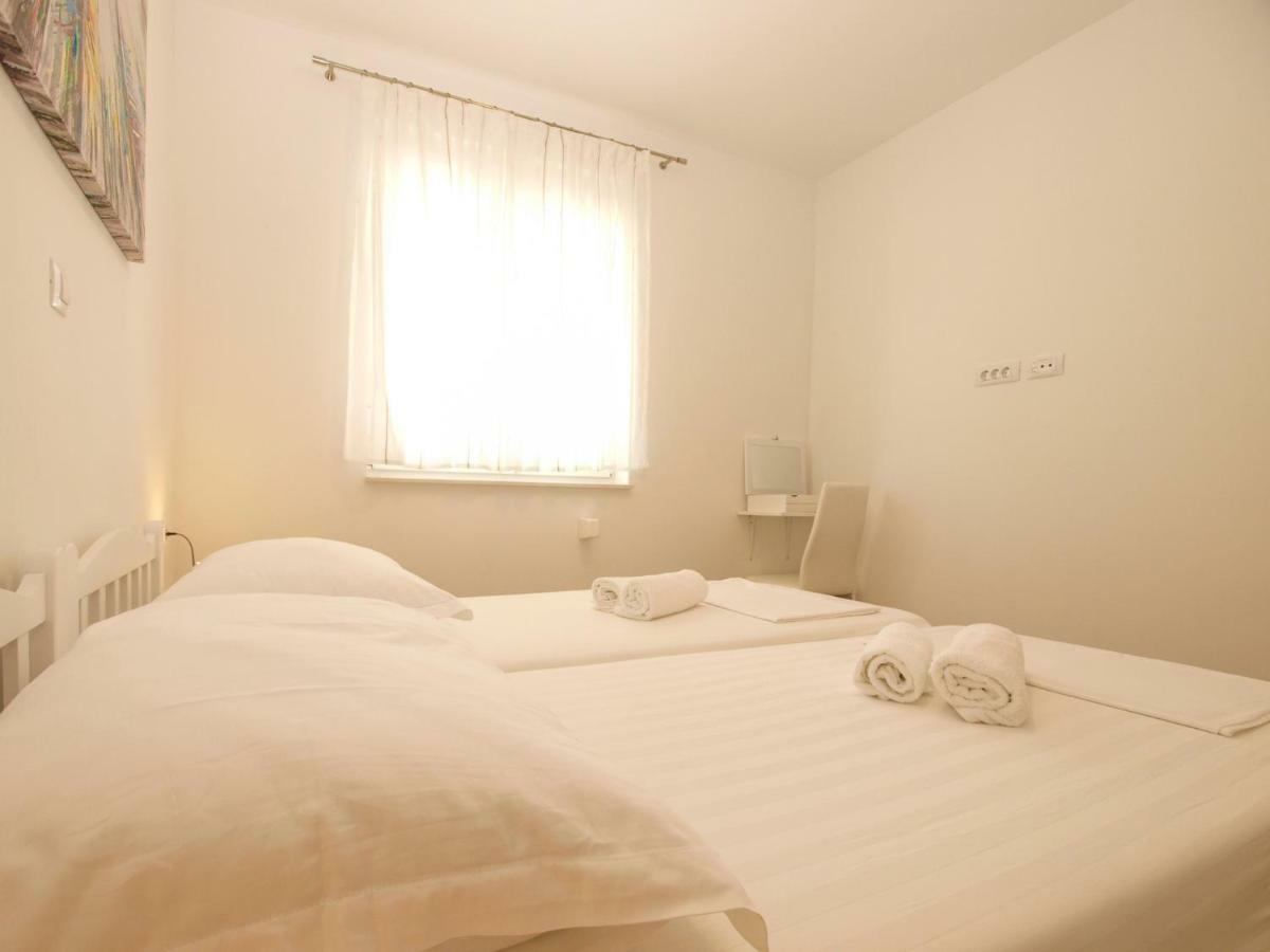 4 Stars Apartments-Pikula Фажана Экстерьер фото