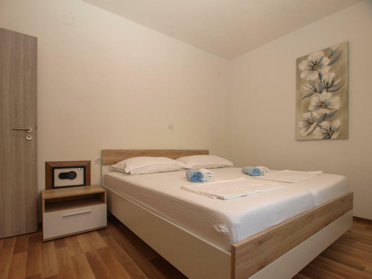 4 Stars Apartments-Pikula Фажана Экстерьер фото