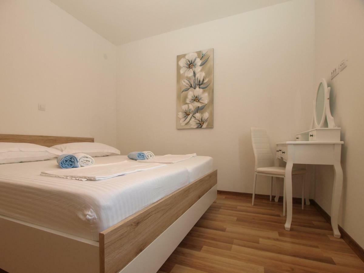 4 Stars Apartments-Pikula Фажана Экстерьер фото
