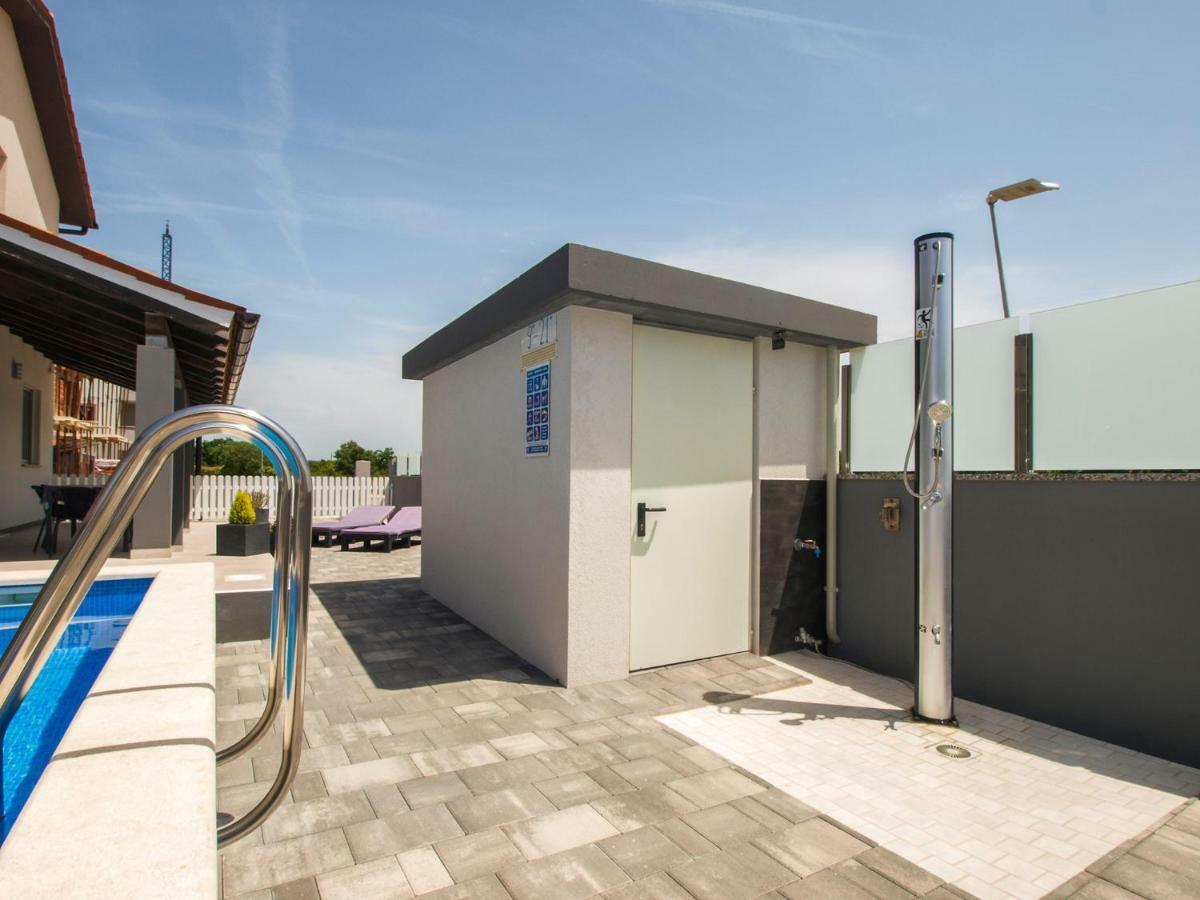 4 Stars Apartments-Pikula Фажана Экстерьер фото