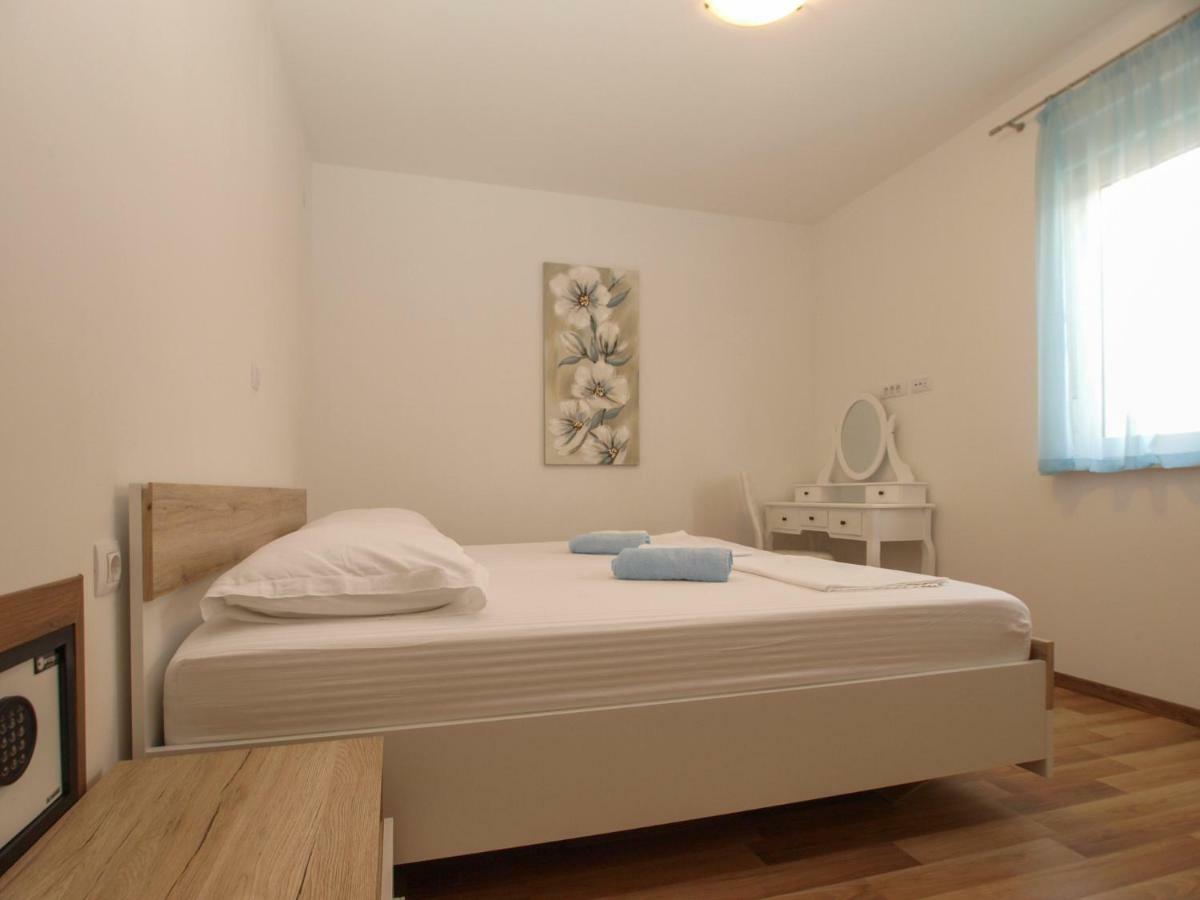 4 Stars Apartments-Pikula Фажана Экстерьер фото