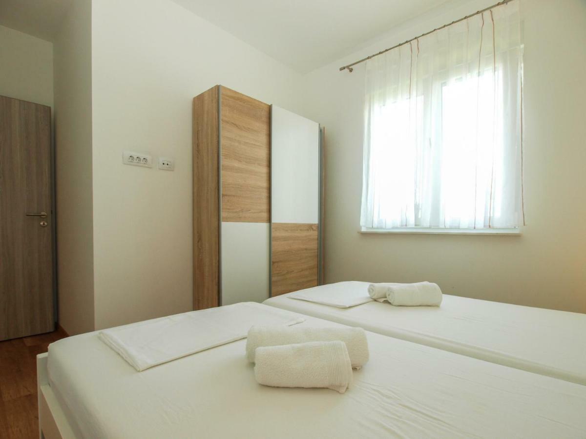4 Stars Apartments-Pikula Фажана Экстерьер фото