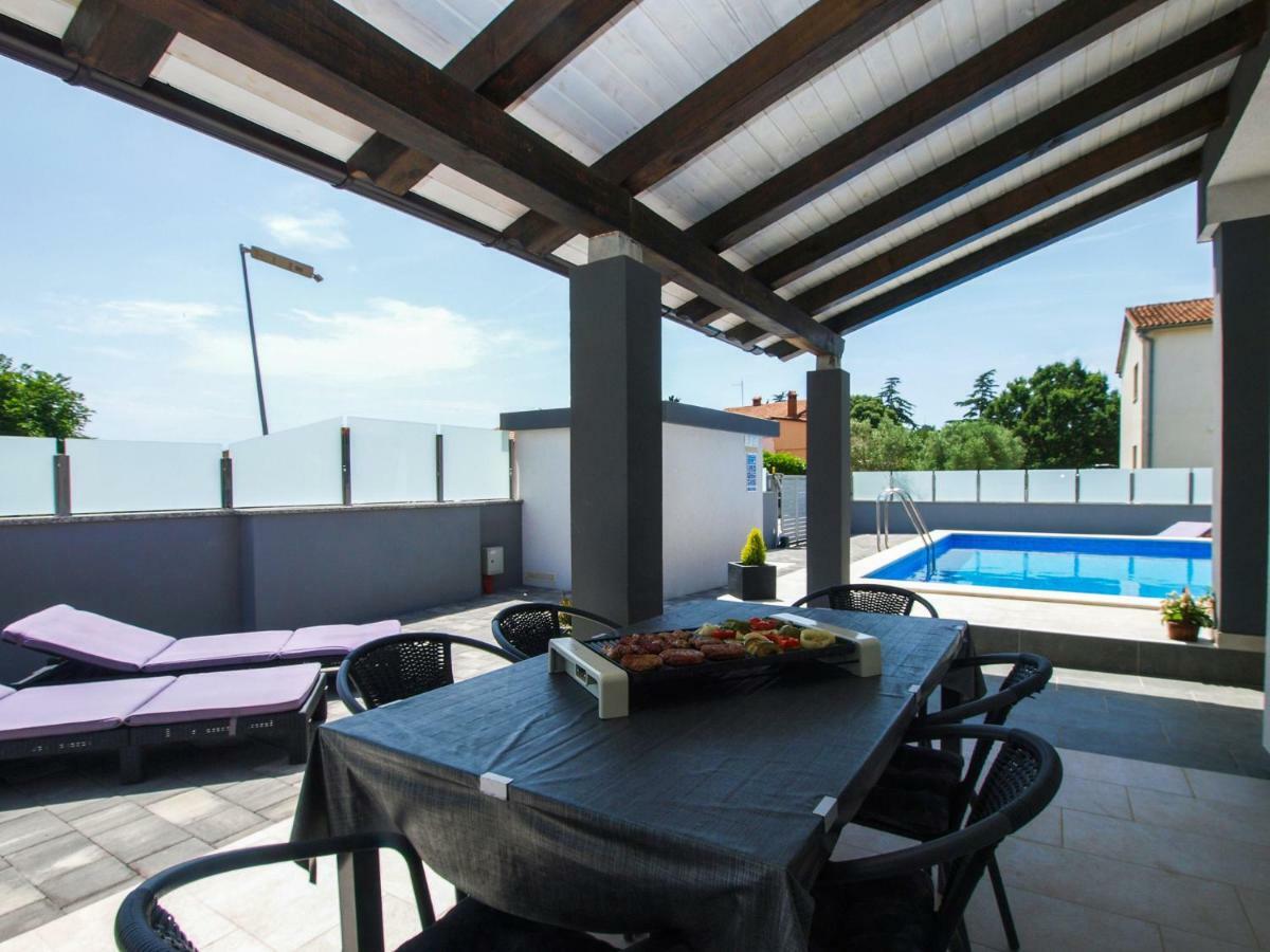 4 Stars Apartments-Pikula Фажана Экстерьер фото