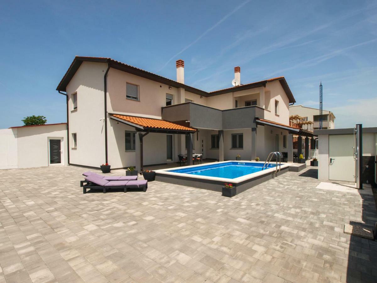 4 Stars Apartments-Pikula Фажана Экстерьер фото
