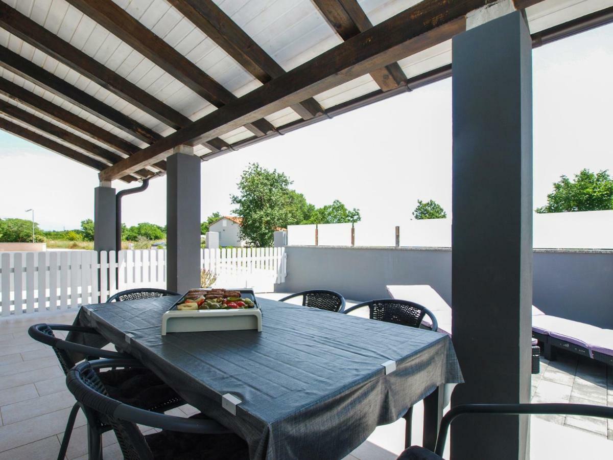 4 Stars Apartments-Pikula Фажана Экстерьер фото