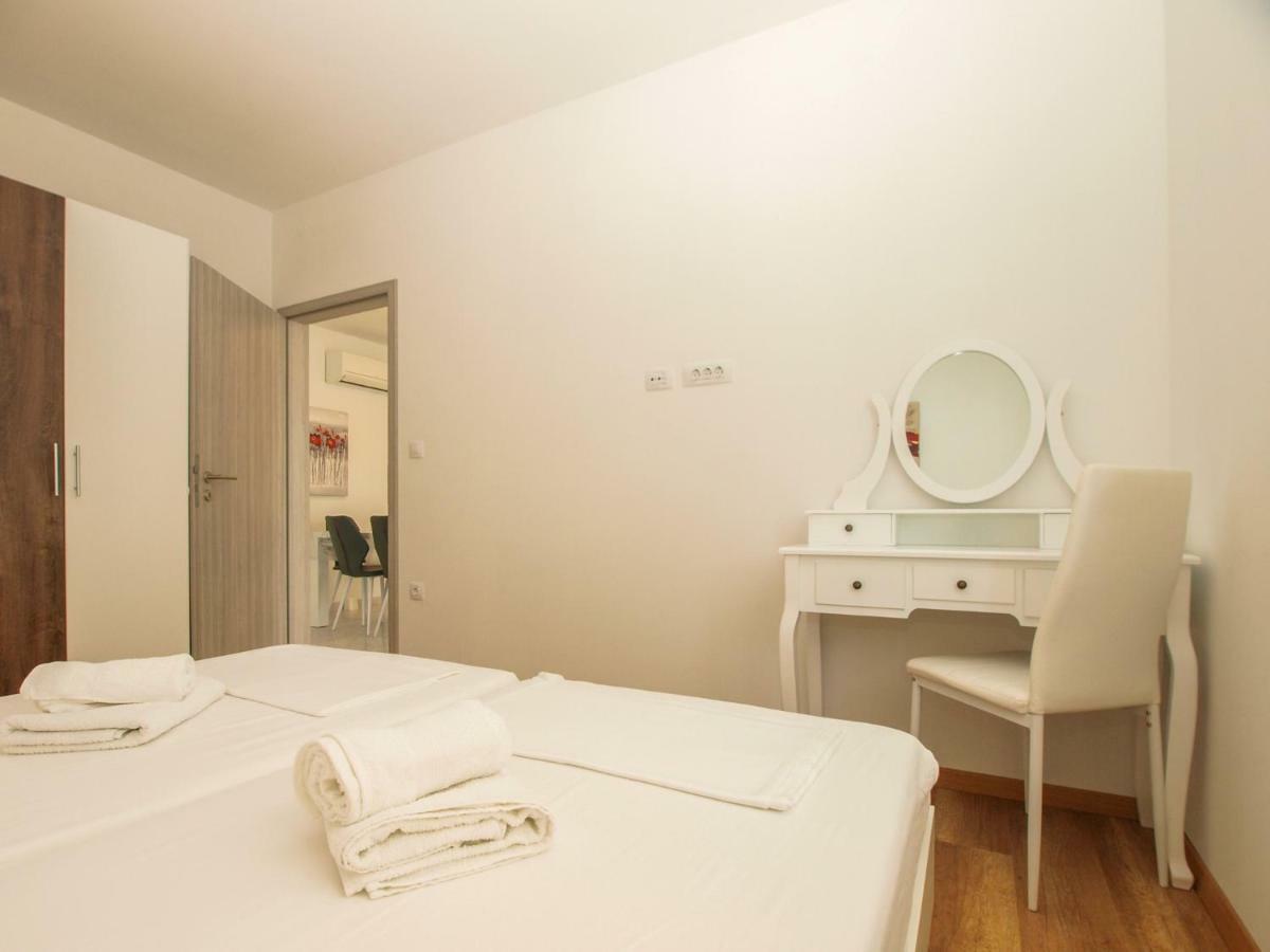 4 Stars Apartments-Pikula Фажана Экстерьер фото