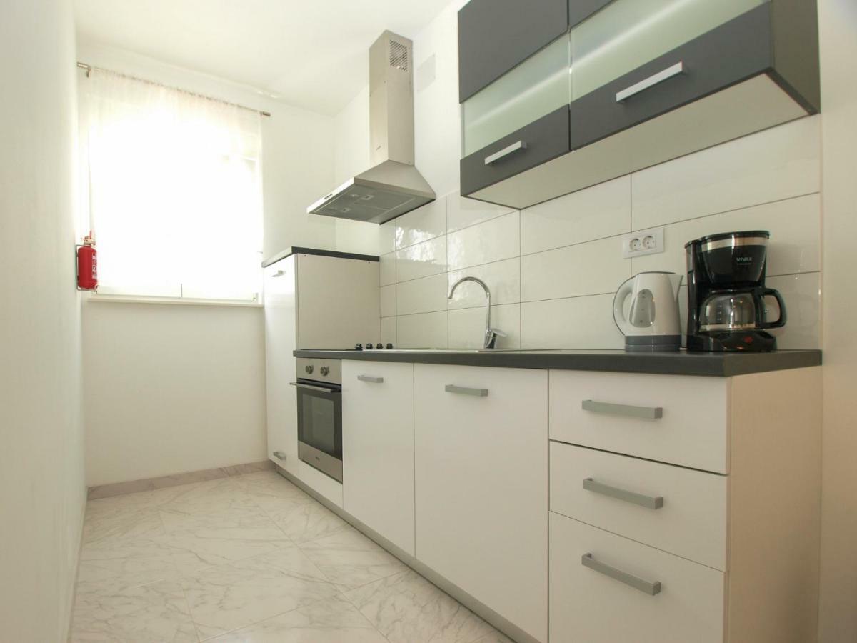 4 Stars Apartments-Pikula Фажана Экстерьер фото