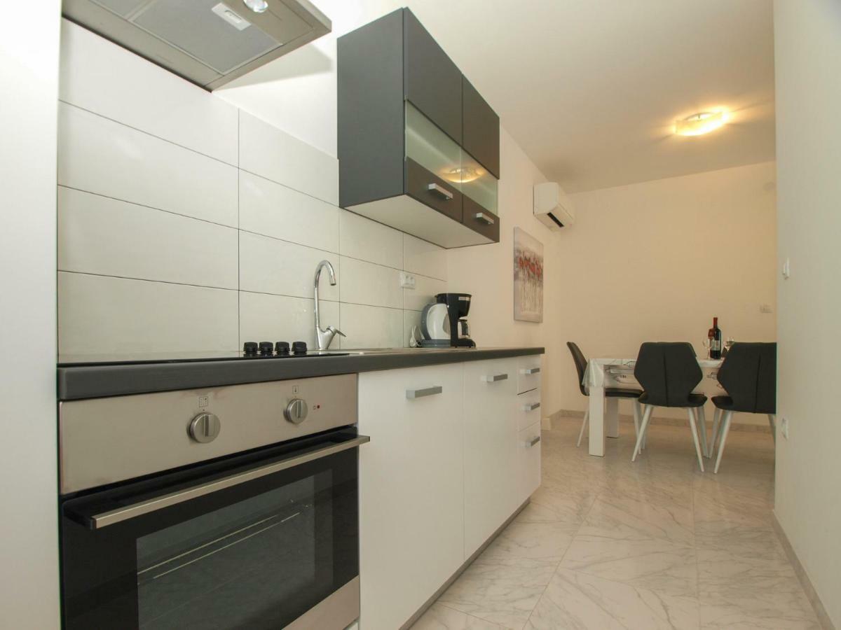 4 Stars Apartments-Pikula Фажана Экстерьер фото