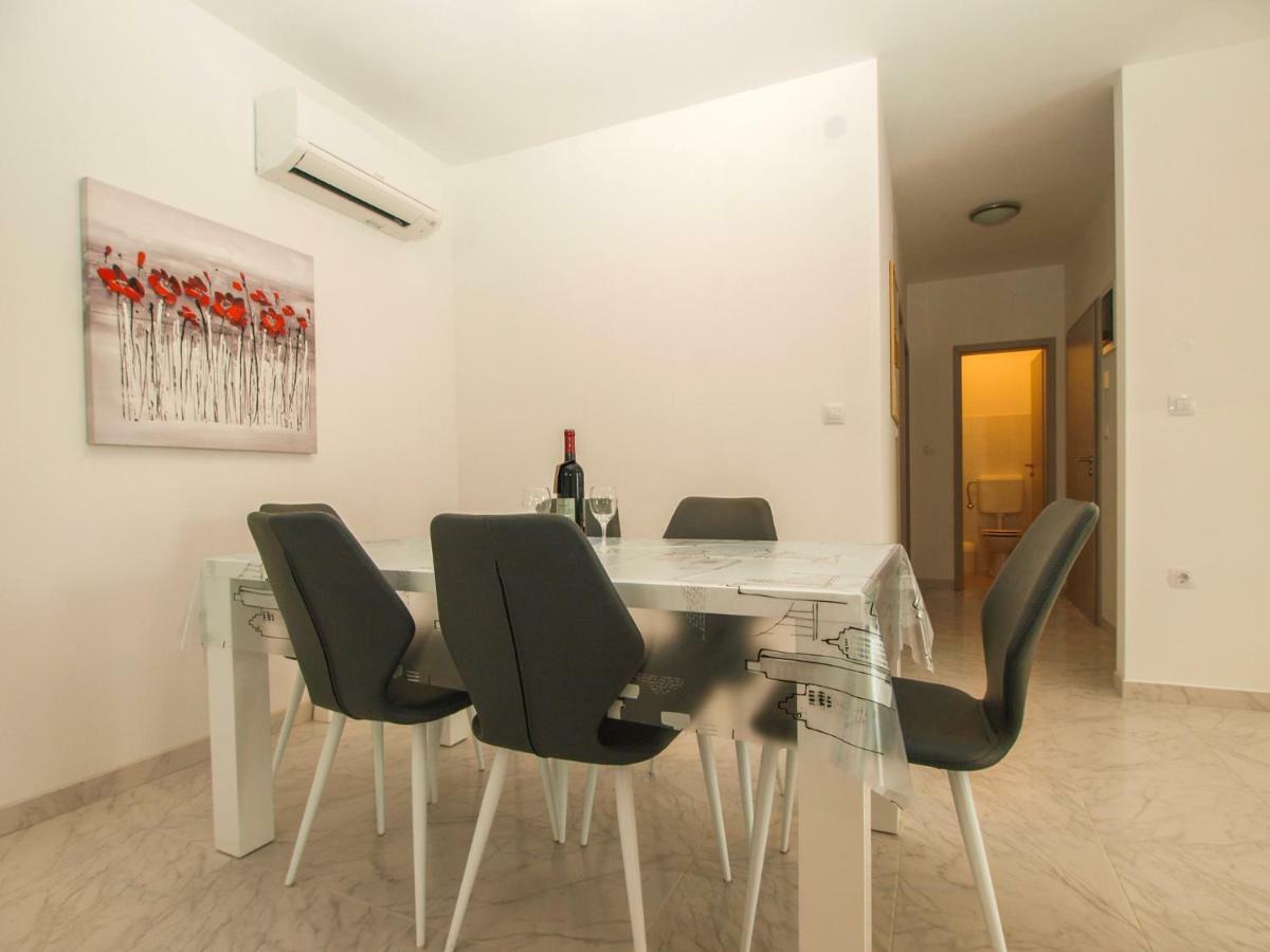 4 Stars Apartments-Pikula Фажана Экстерьер фото