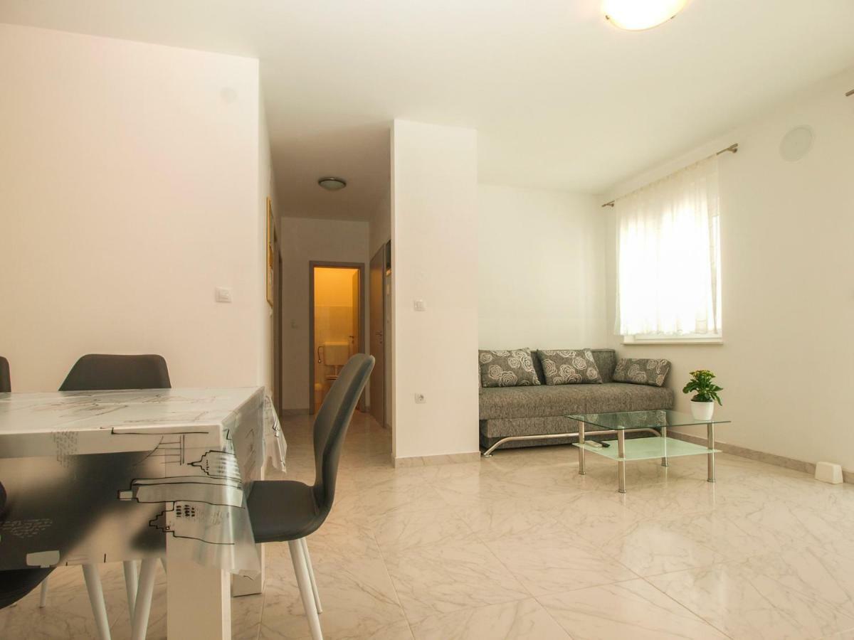 4 Stars Apartments-Pikula Фажана Экстерьер фото