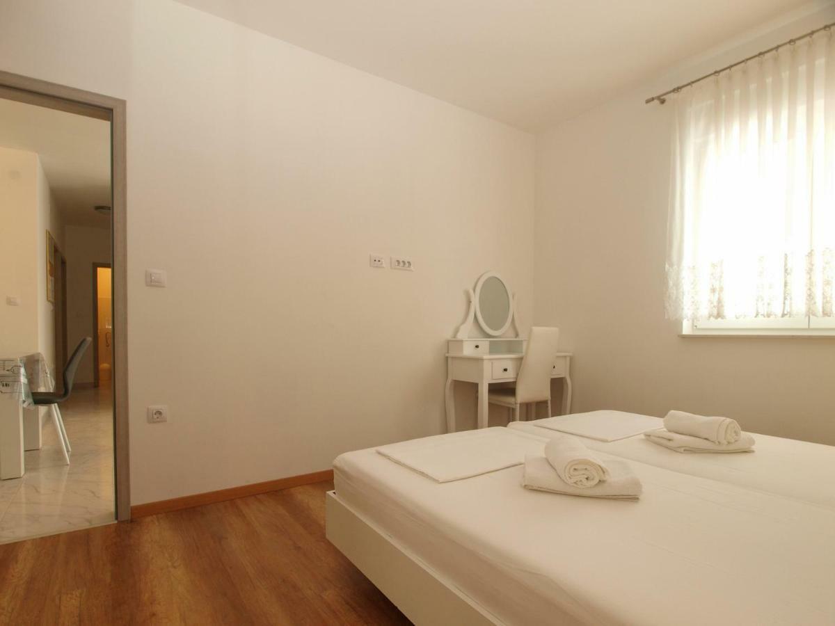 4 Stars Apartments-Pikula Фажана Экстерьер фото