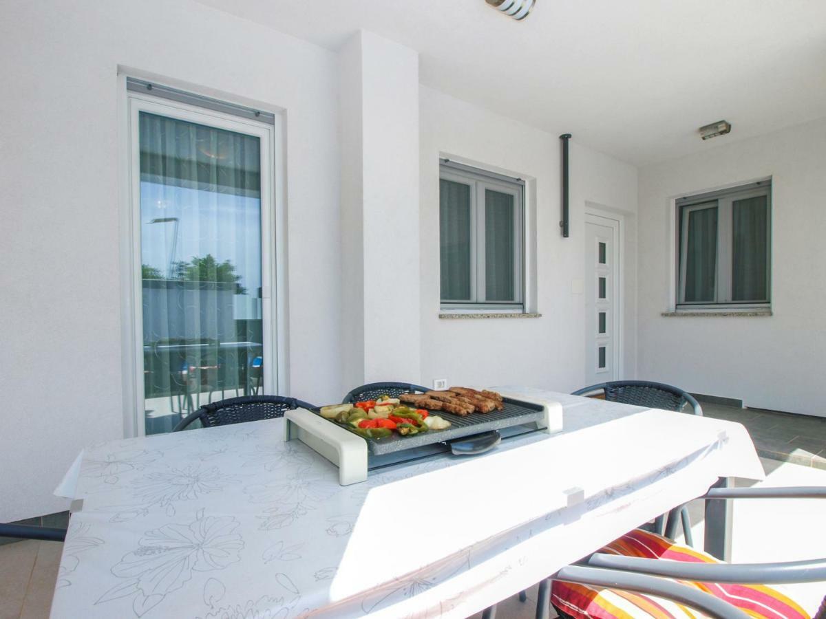 4 Stars Apartments-Pikula Фажана Экстерьер фото