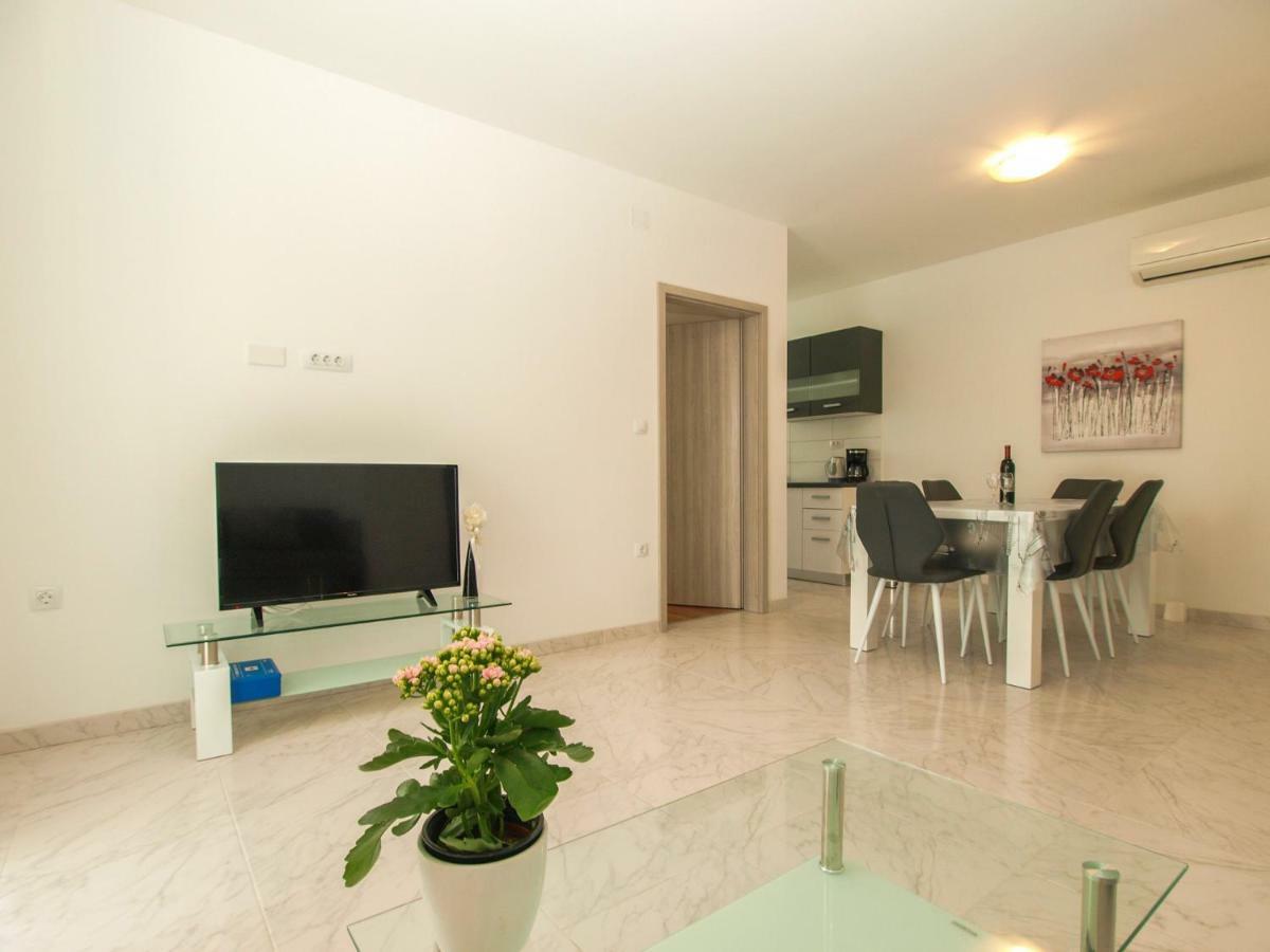 4 Stars Apartments-Pikula Фажана Экстерьер фото
