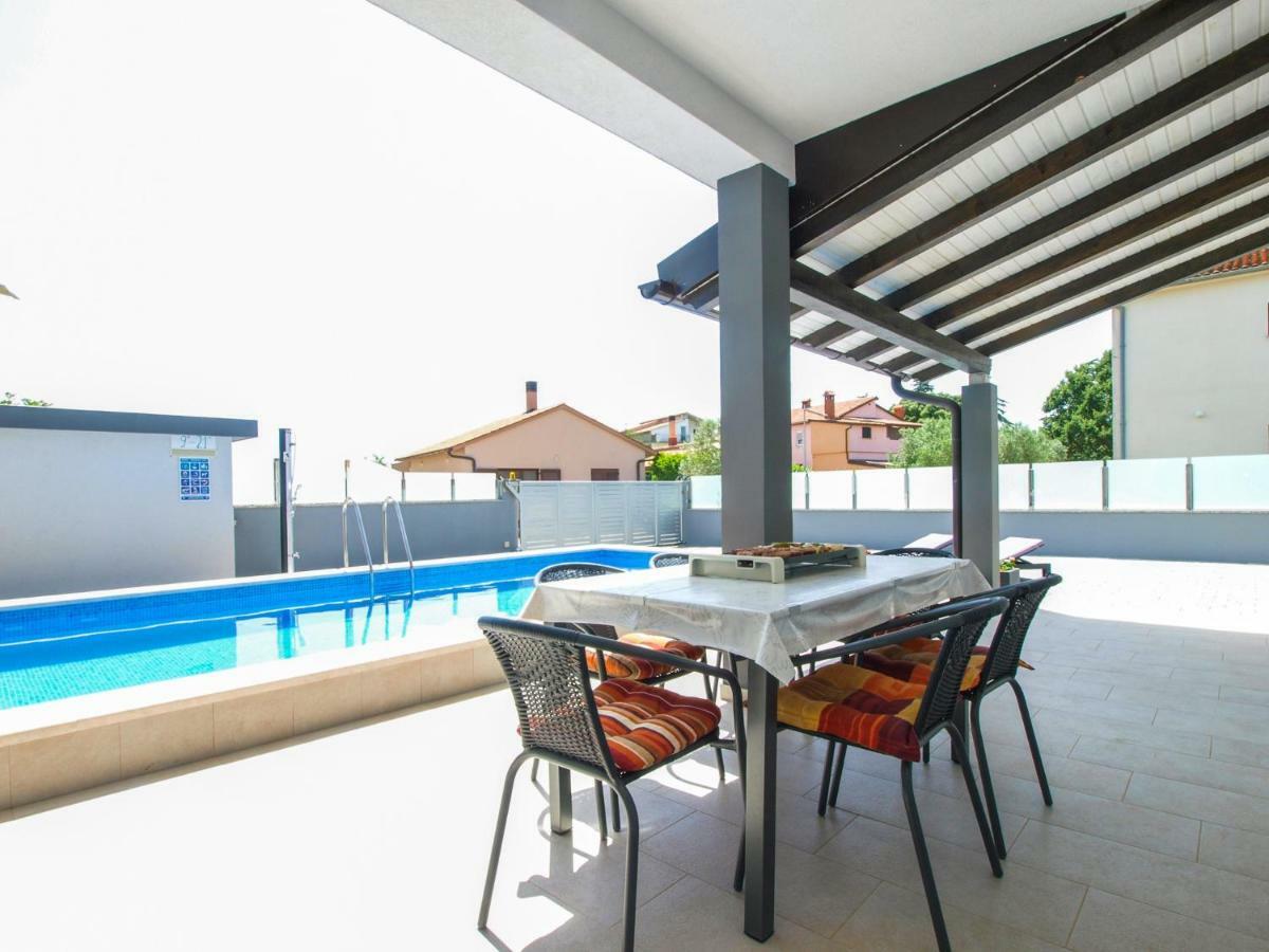 4 Stars Apartments-Pikula Фажана Экстерьер фото