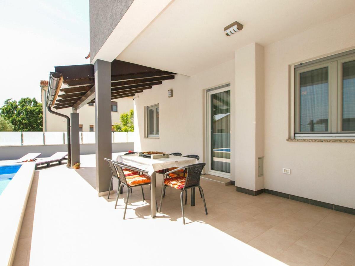 4 Stars Apartments-Pikula Фажана Экстерьер фото