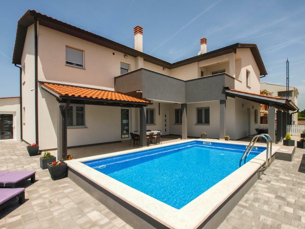 4 Stars Apartments-Pikula Фажана Экстерьер фото