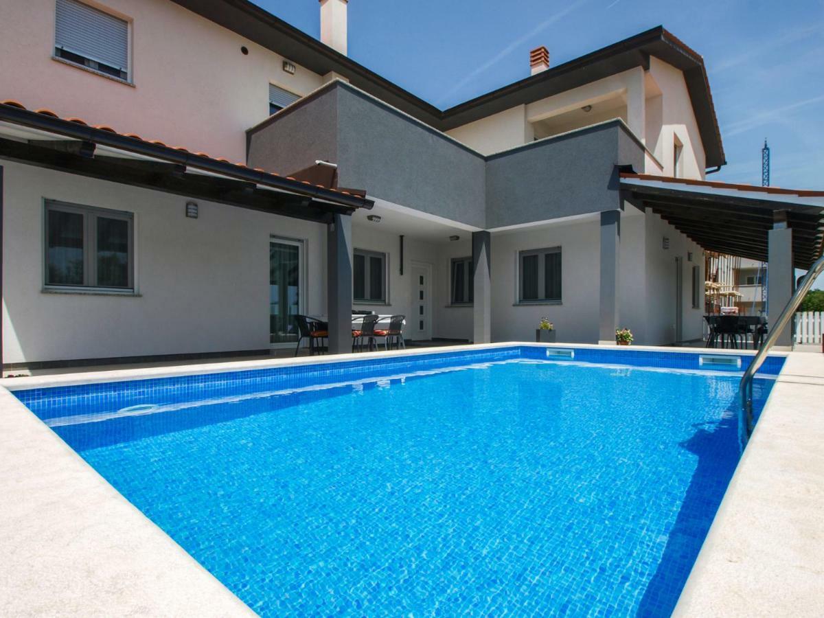 4 Stars Apartments-Pikula Фажана Экстерьер фото