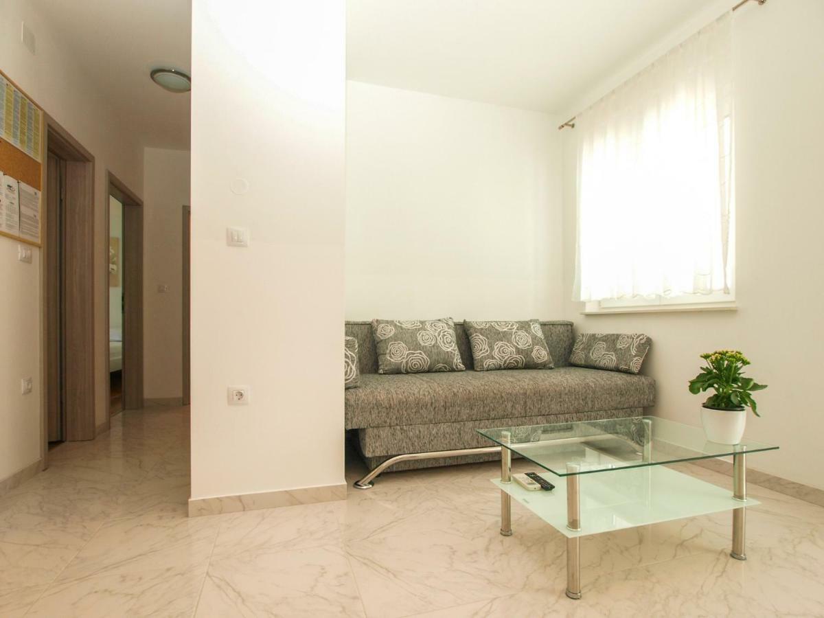 4 Stars Apartments-Pikula Фажана Экстерьер фото