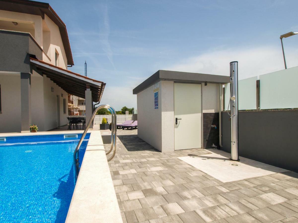 4 Stars Apartments-Pikula Фажана Экстерьер фото