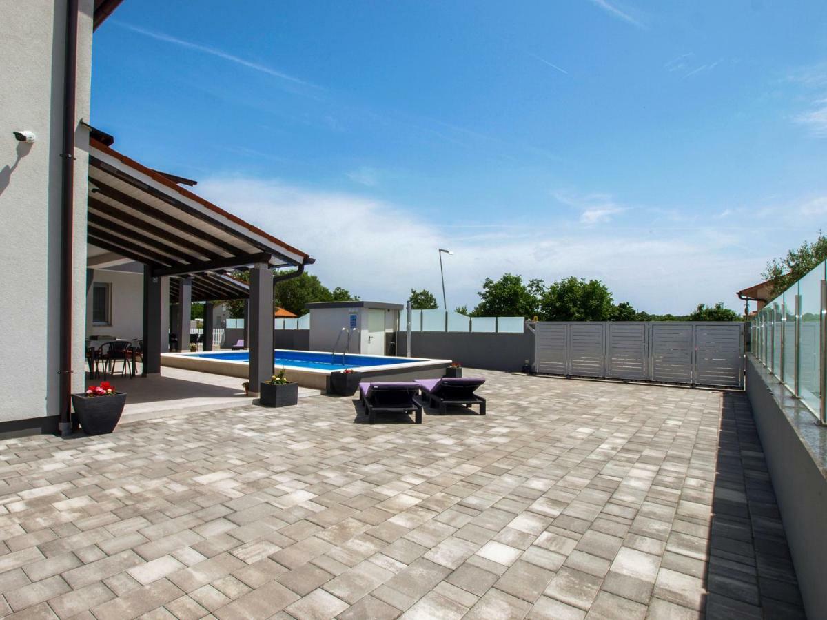 4 Stars Apartments-Pikula Фажана Экстерьер фото