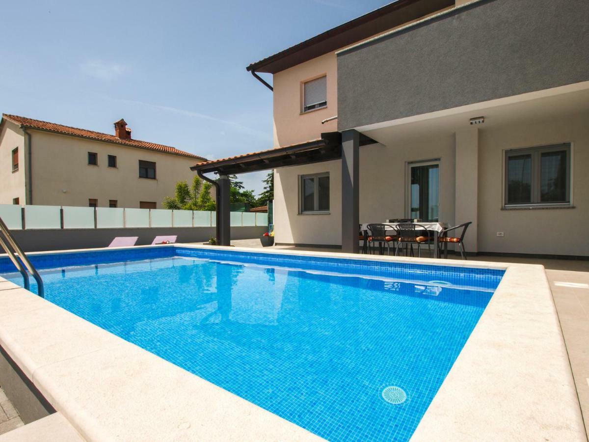 4 Stars Apartments-Pikula Фажана Экстерьер фото