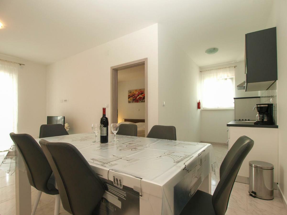 4 Stars Apartments-Pikula Фажана Экстерьер фото